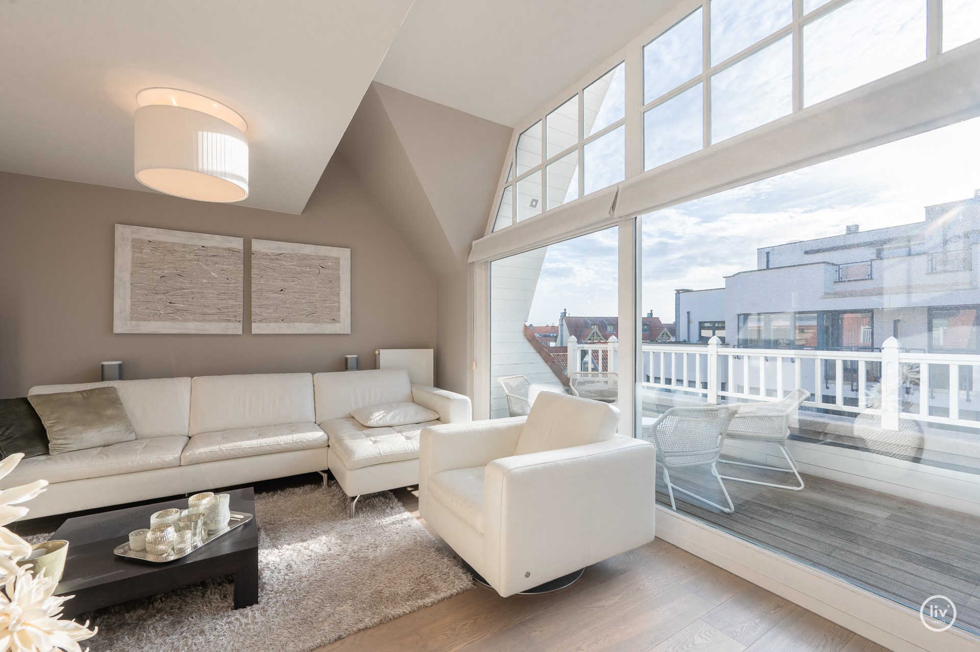 Appartement en duplex ensoleillé et spacieux avec terrasse orientée plein sud situé dans la Zoutelaan à Knokke. 