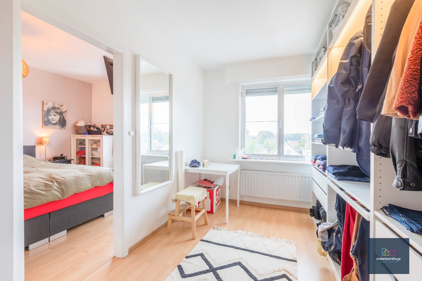 Heel ruime instapklare woning in rij  met zonneterras en 2 staanplaatsen 