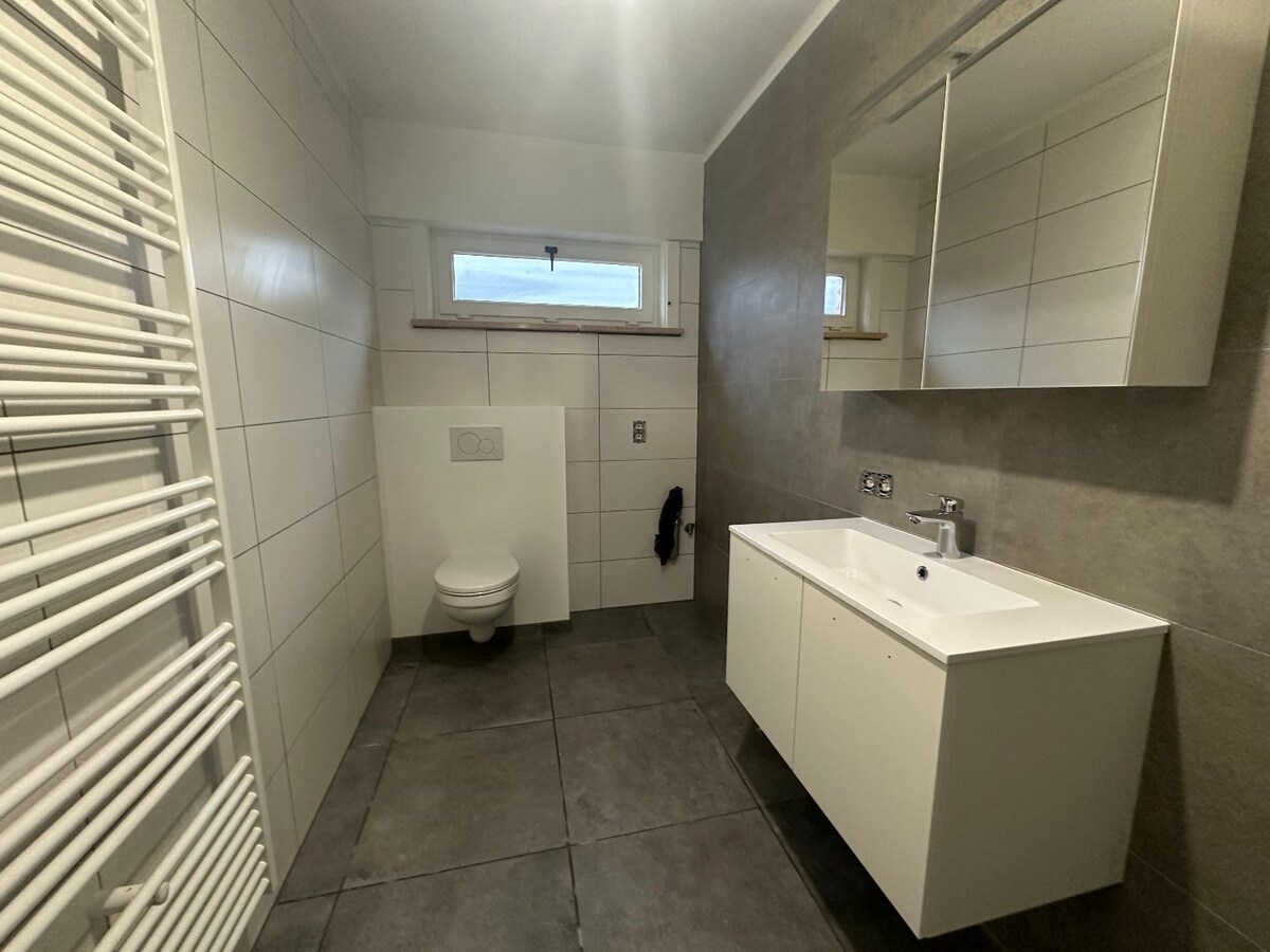 Vlot bereikbare woning met terras, tuin en achterliggende garage 