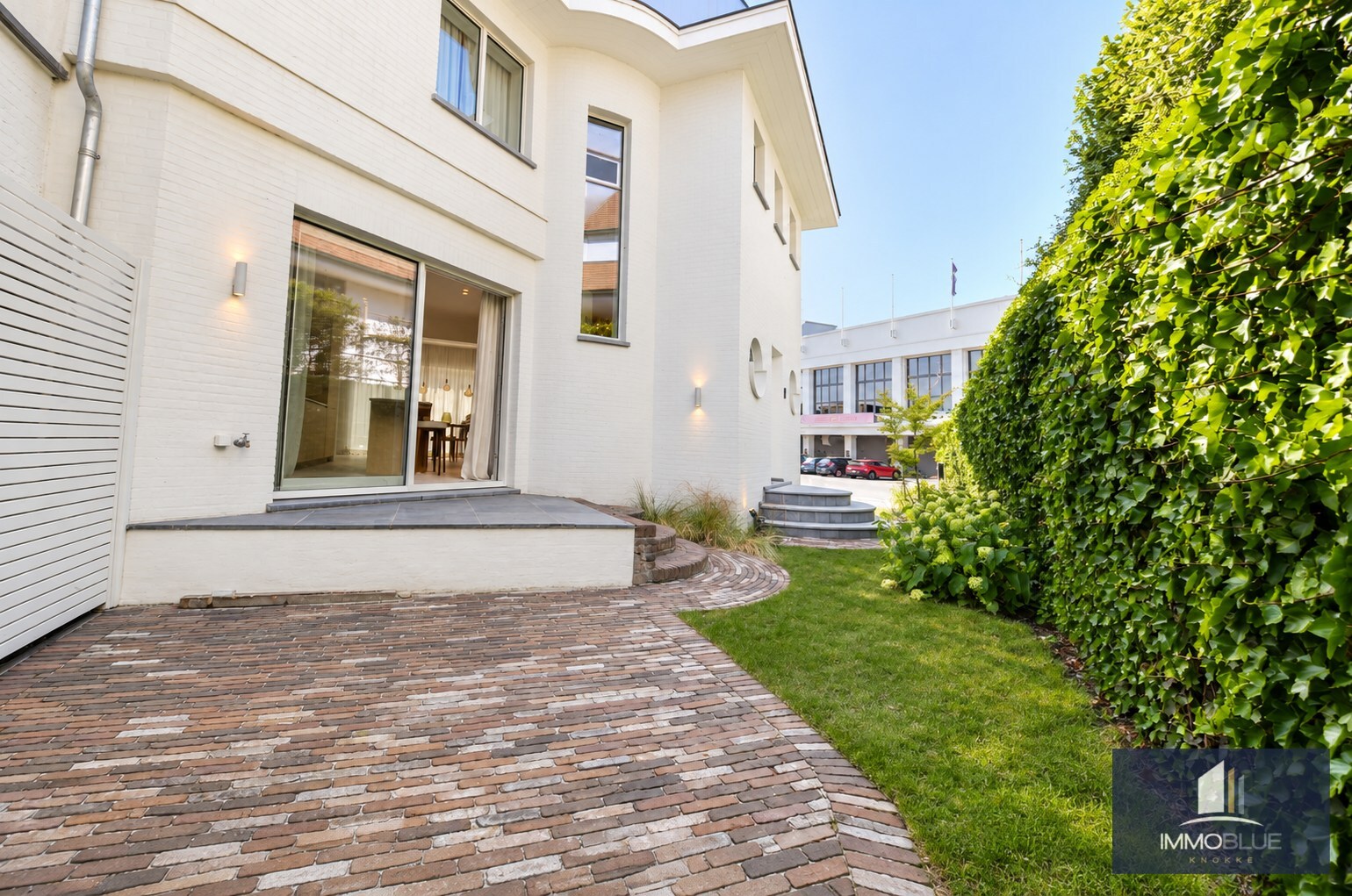 Offre exceptionnelle : Villa entièrement rénovée avec vue frontale sur la mer. 