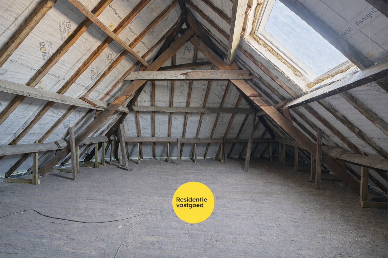 Ruime hoekwoning in het centrum van Eernegem 