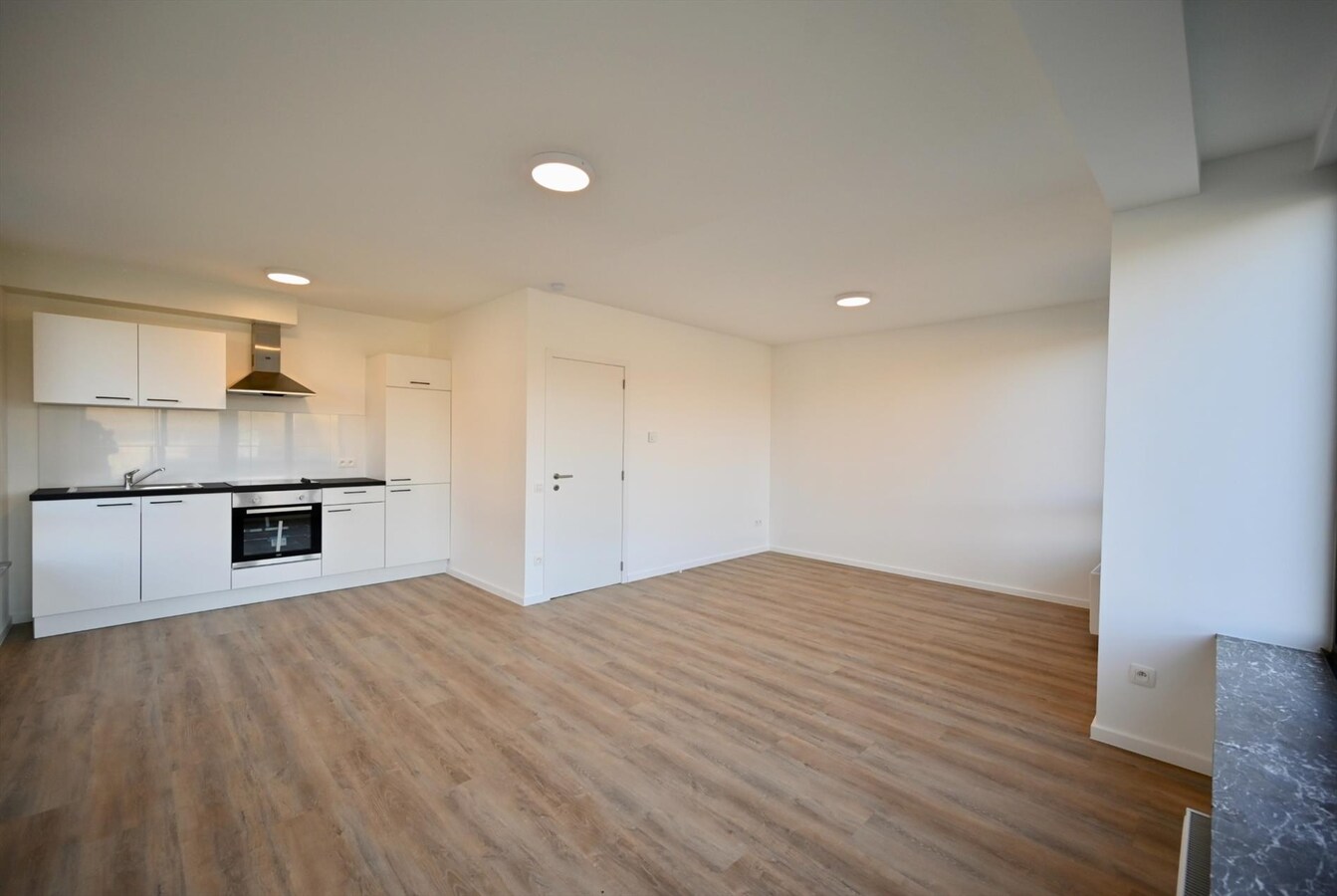 MAGNIFIEK GERENOVEERD APPARTEMENT MET GARAGE OP ZUCHT VAN ZEE 