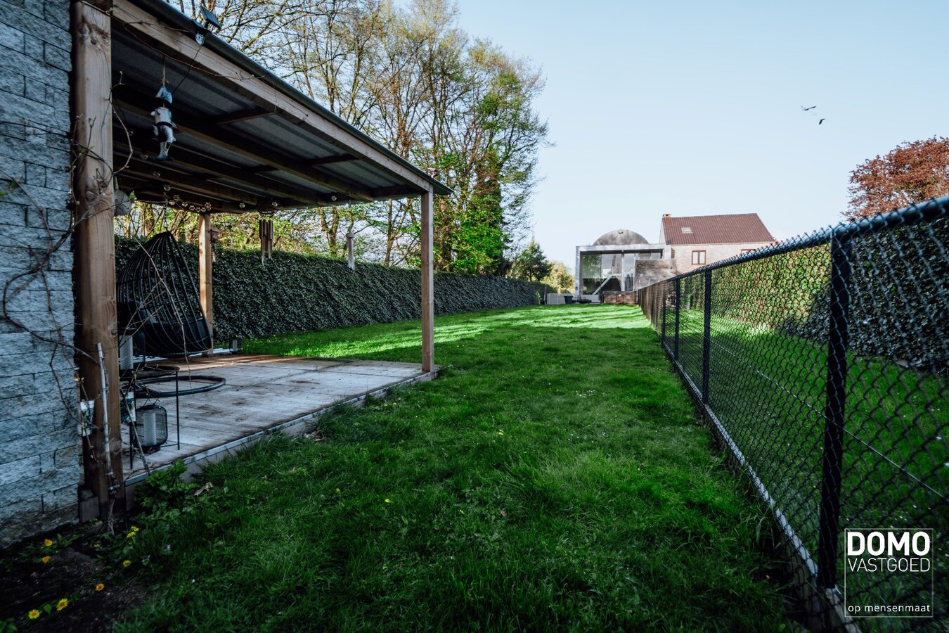 UNIEKE HALF OPEN WONING IN INDUSTRIËLE LOOK MET 3 SLAAPKAMERS, 2 BADKAMERS EN TUIN GELEGEN TE HASSELT 