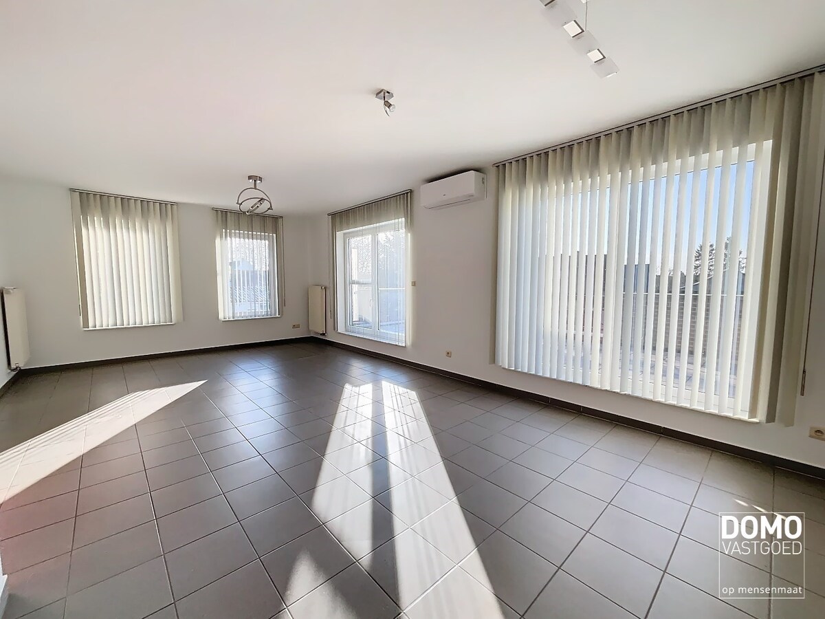 RUIM APPARTEMENT MET 3 SLAAPKAMERS EN GARAGE TE TUILT 