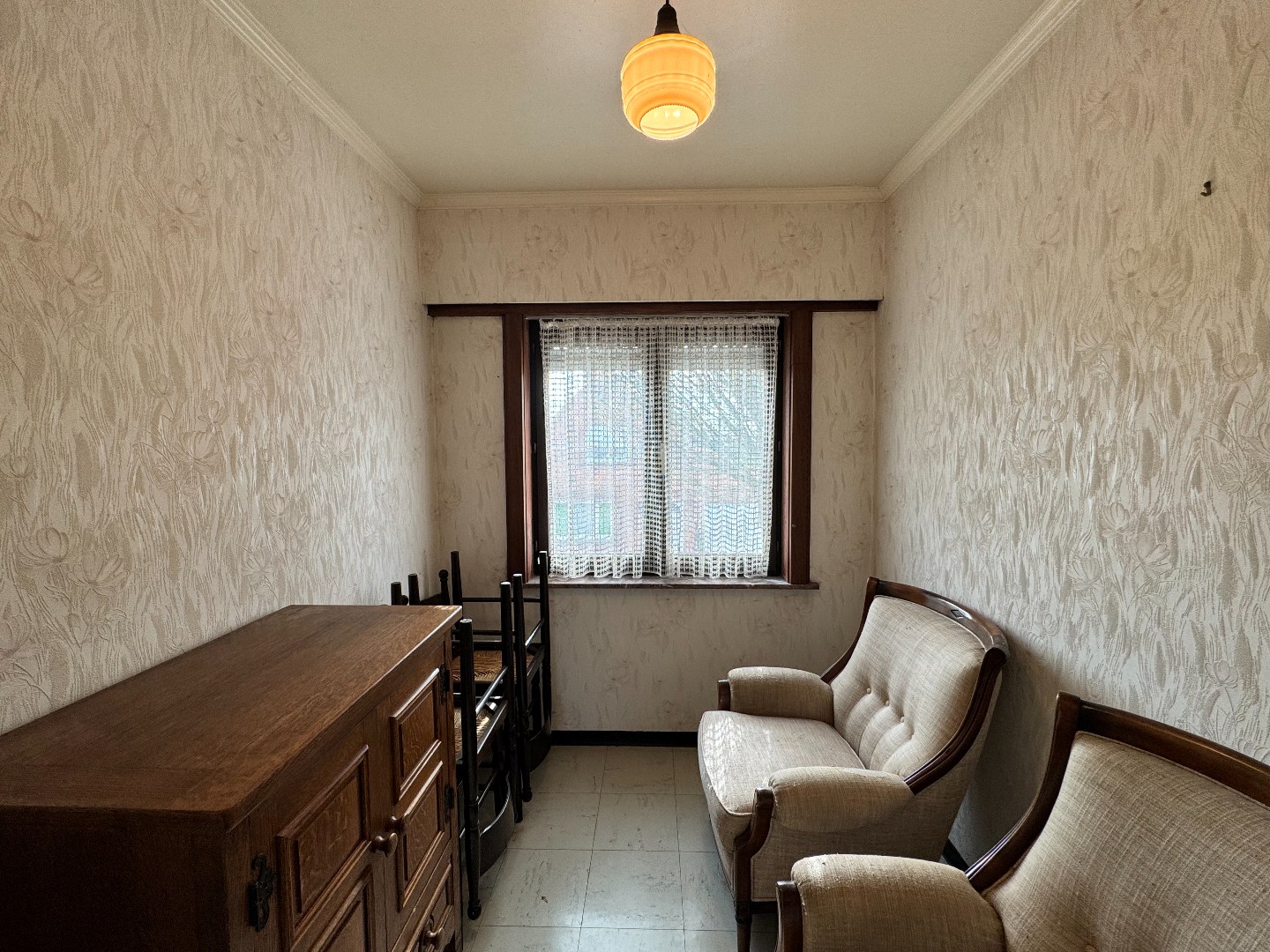 Woning met veel potentieel, 4 slaapkamers en garage te Zulte. 