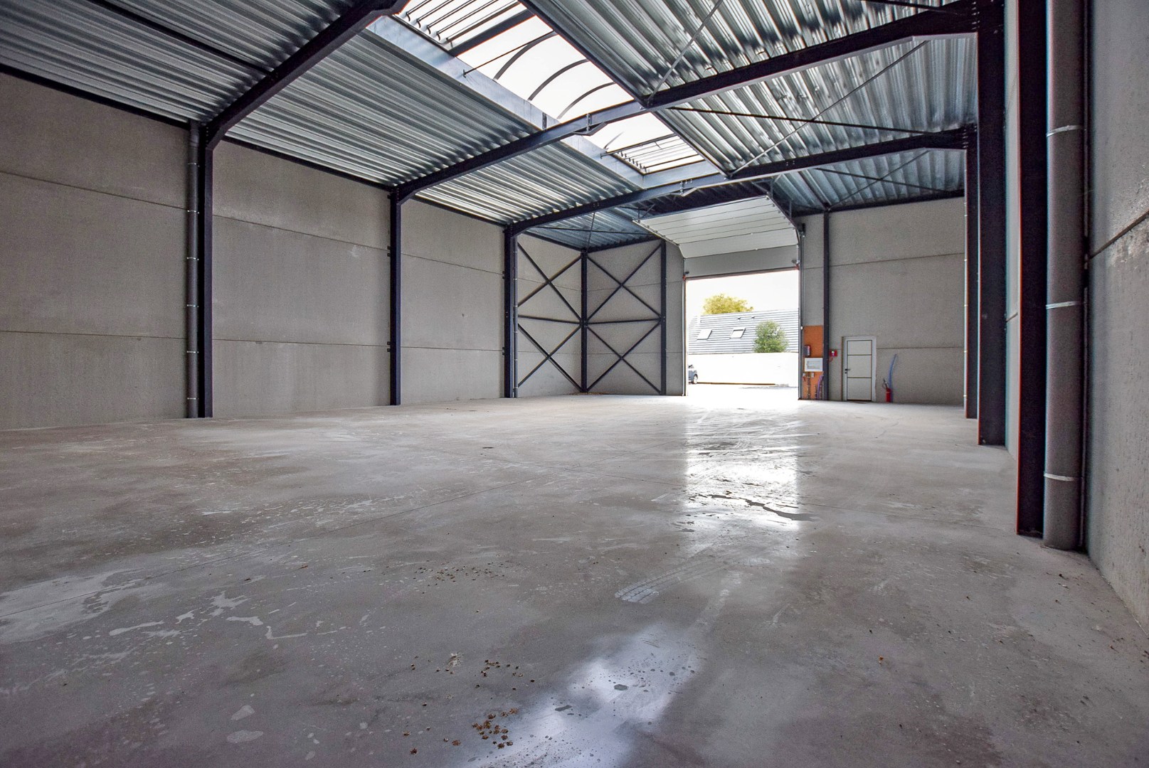 Geïsoleerde nieuwbouwloods 9G (loods 2) (290m²) te huur op een industrie- ambachtzone te Vleteren 