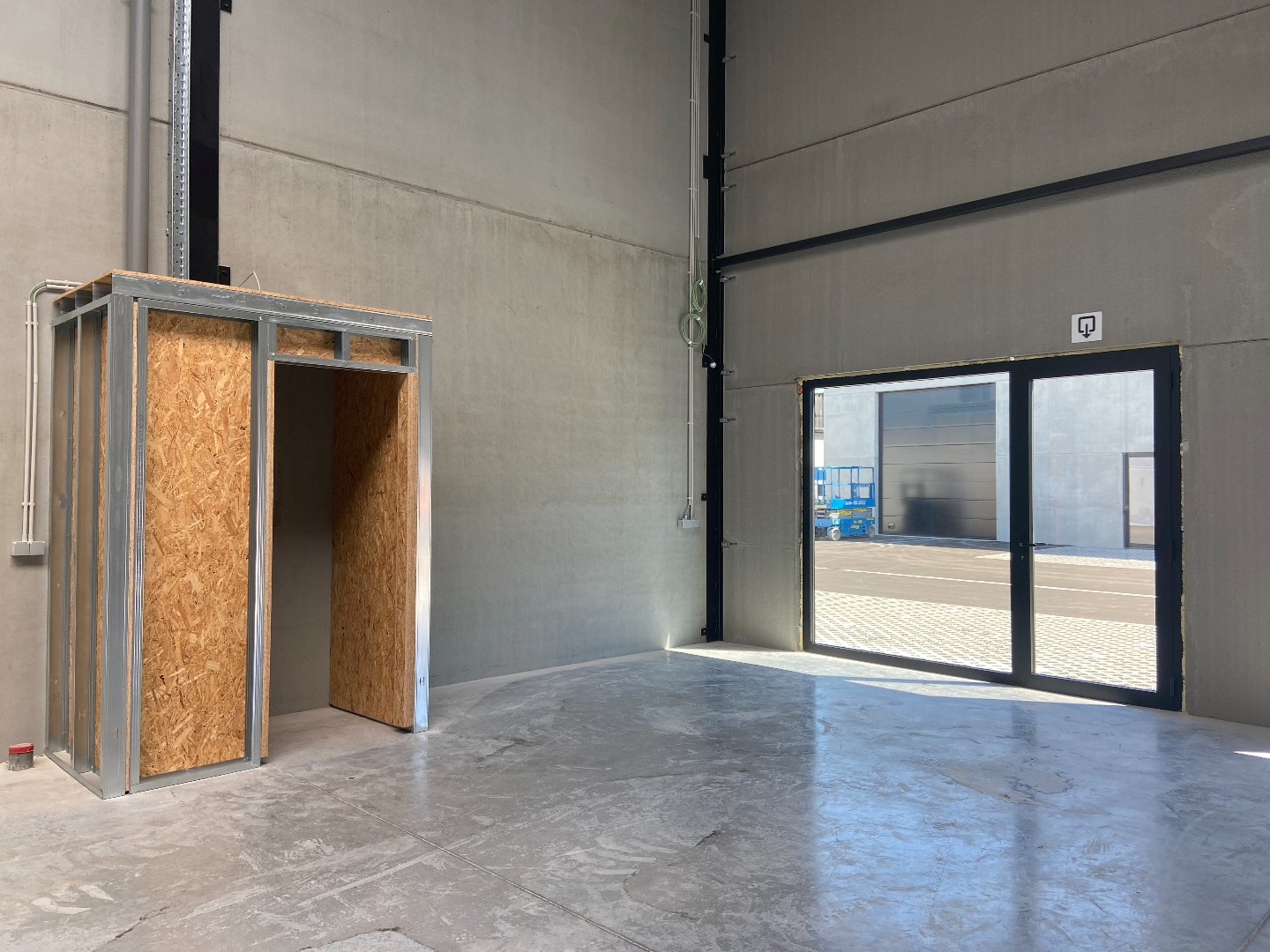Te huur  – KMO-unit / Magazijn in Sint-Eloois-Vijve 