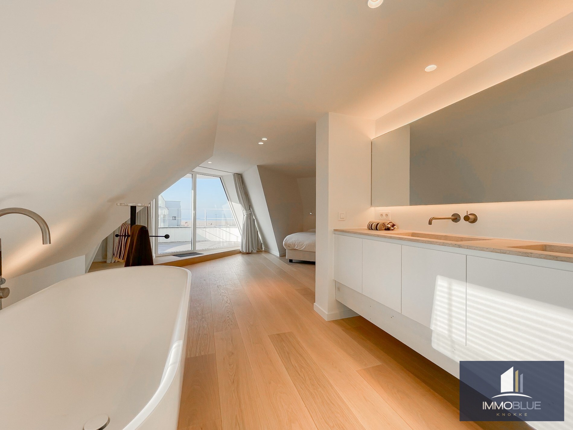 Exclusieve villa: Uitzonderlijk volledig gerenoveerde villa met frontaal zeezicht. 