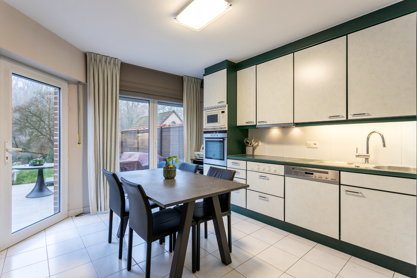 Instapklare woning 3 slpks, garage en ruime tuin (8,8are) 