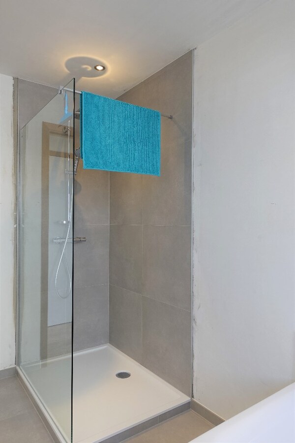 Prachtig afgewerkte moderne nieuwbouwwoning met tuin 