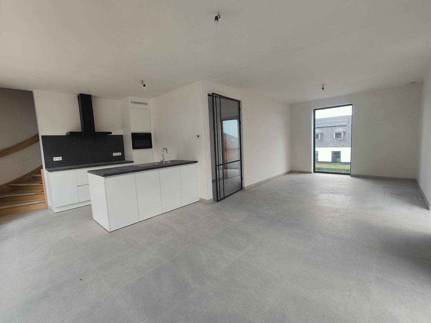 Afgewerkte woning met 3 slaapkamers &amp; ruim zonnig terras + autostaanplaats en berging 