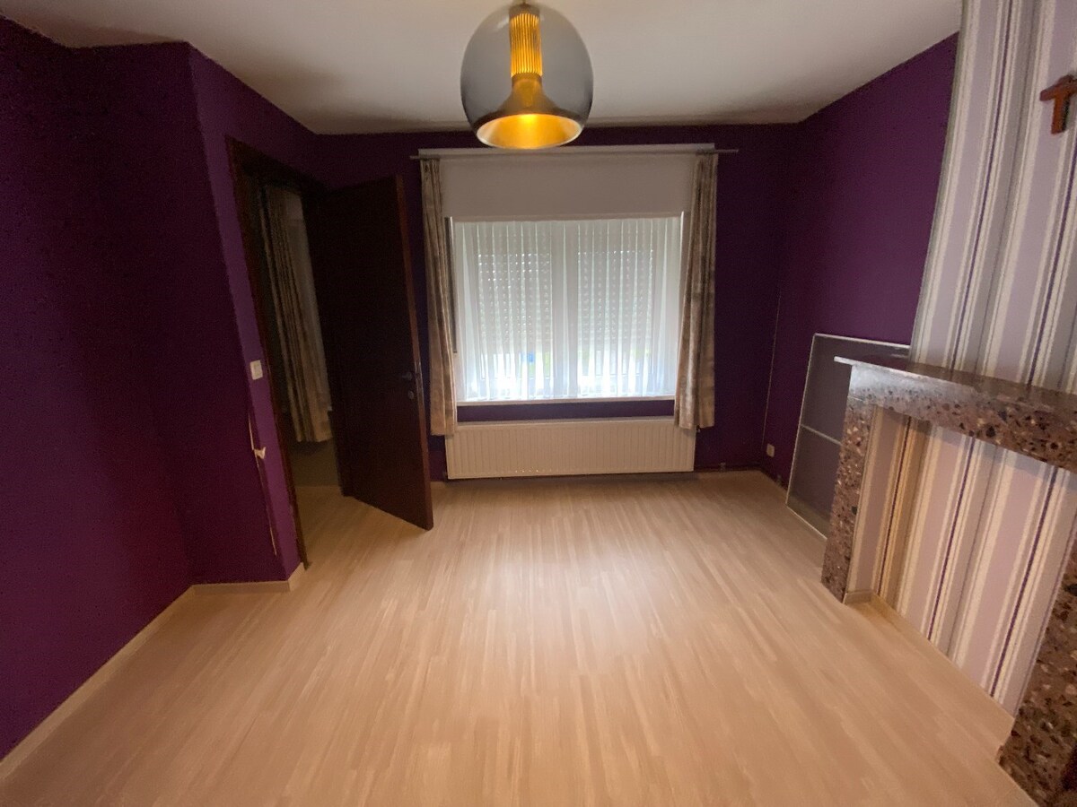 Verrassend ruime gezinswoning met garage, tuin en bijgebouw 