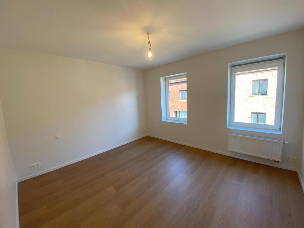 Volledig gerenoveerde woning met zonnige tuin, pal in het centrum van Merkem 