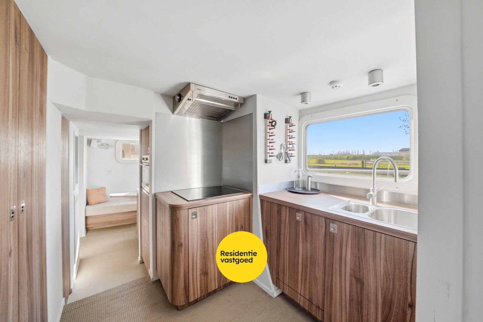 Unieke woonboot met B&amp;B en vergunde ligplaats in Plassendale 