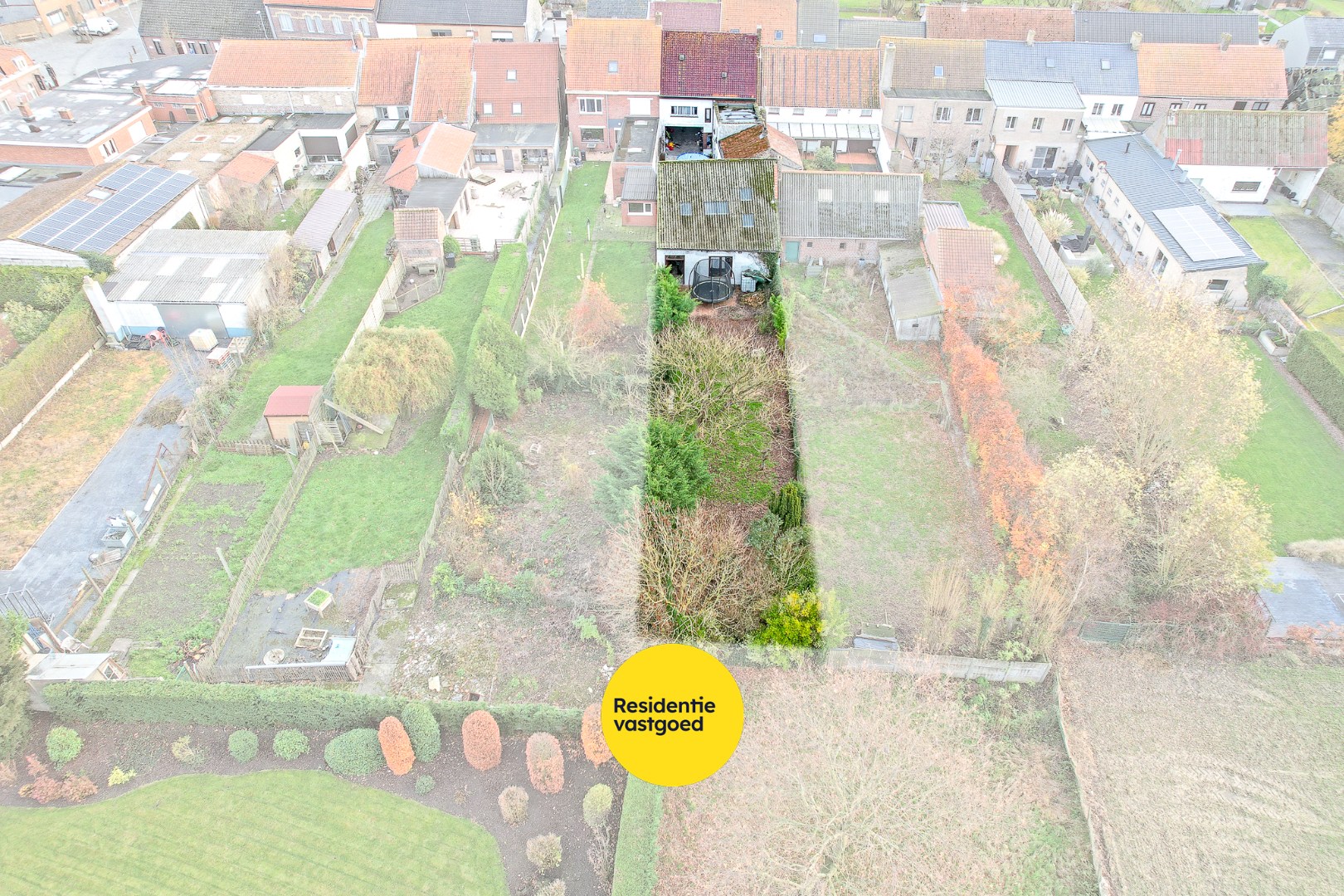 Ruime woning met uitbreidingsmogelijkheden en loods in groot Alveringem. 