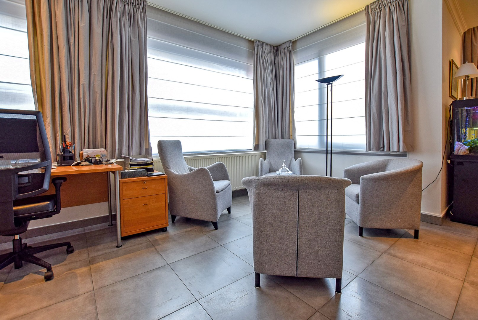 Prachtig onderhouden gelijkvloersappartement van maar liefst 175m² gelegen op 50m van het strand te Sint-Idesbald. 