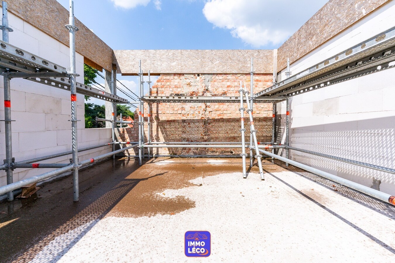 Nouvelle construction à parachever avec atelier, érigée sur 838m² ! SUPER POTENTIEL ! 