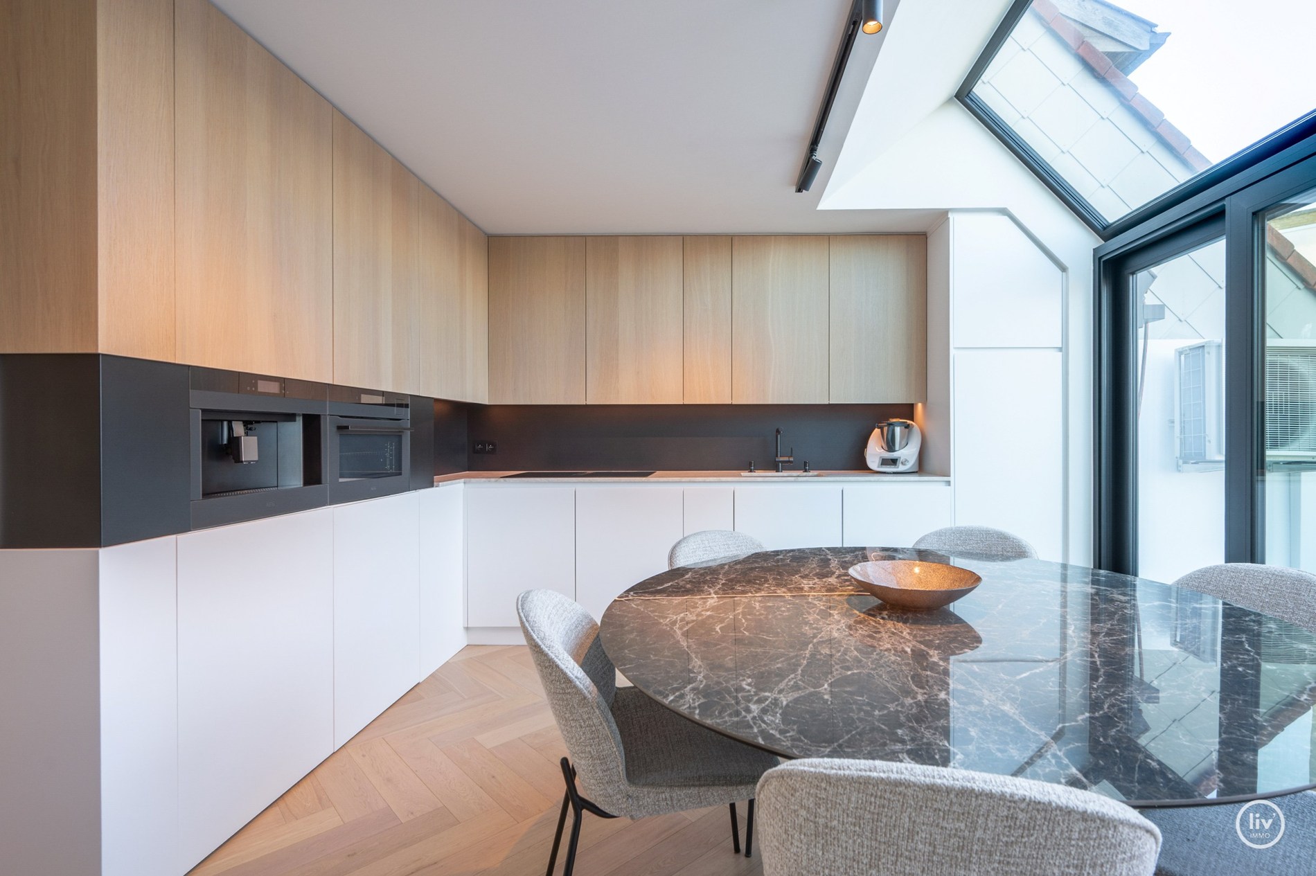Uitzonderlijk luxueus afgewerkte duplex met royale terrassen, op topligging te Dumortierlaan. Hier werd over elk detail nagedacht 