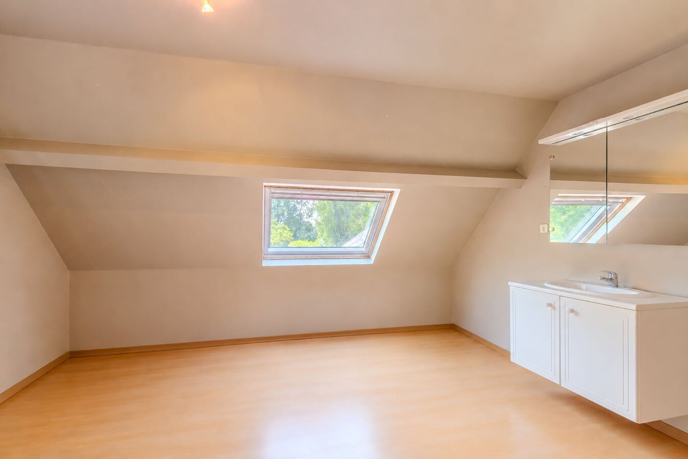 Ruim en charmant landhuis met 4 slpks en prachtige tuin 
