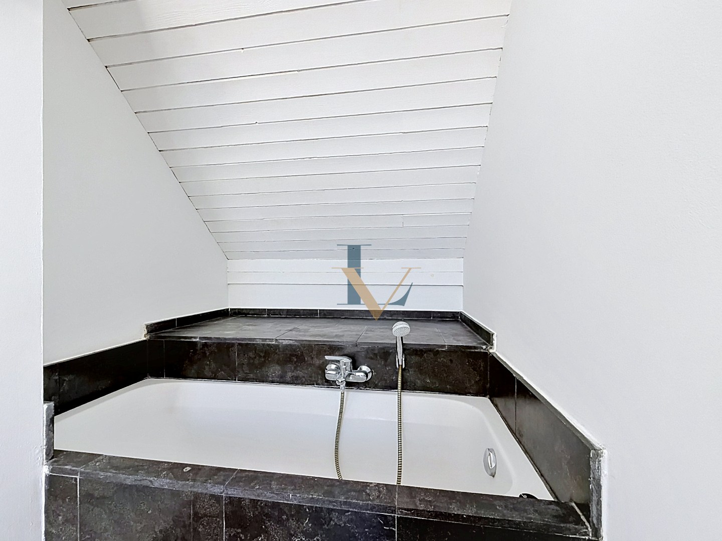 Instapklaar duplex appartement met 2 slpk. en 2 bdks. en mooi terras. 