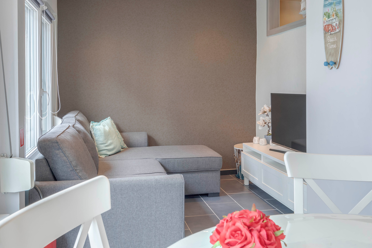 Super praktisch ingericht appartement op een zucht van zeedijk en strand 