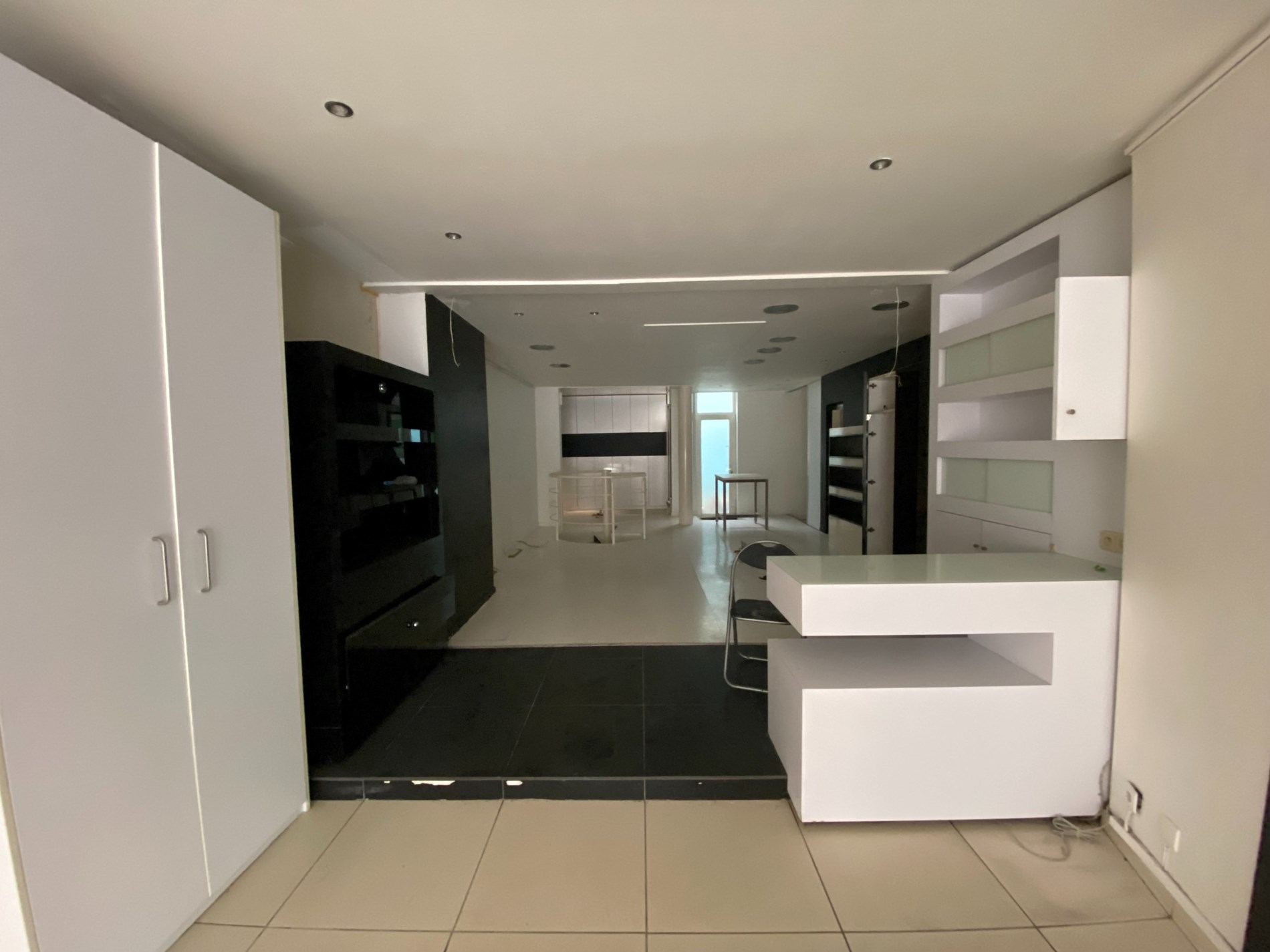 Local commercial à louer dans un emplacement UNIQUE à quelques mètres de la plage au niveau de la place du PHARE. 