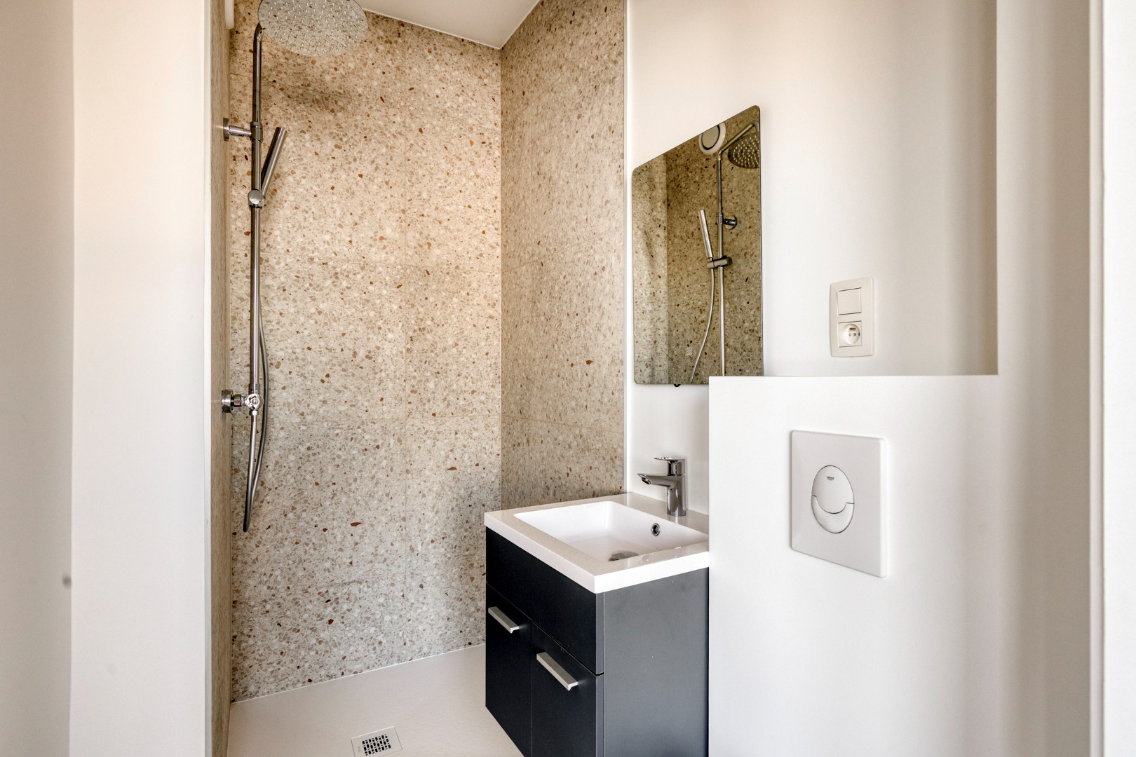 Volledig gerenoveerde studentenkamer in residentie met 15 studentenkamers en een 1slaapkamer appartement in hartje Leuven - EPC label A! 