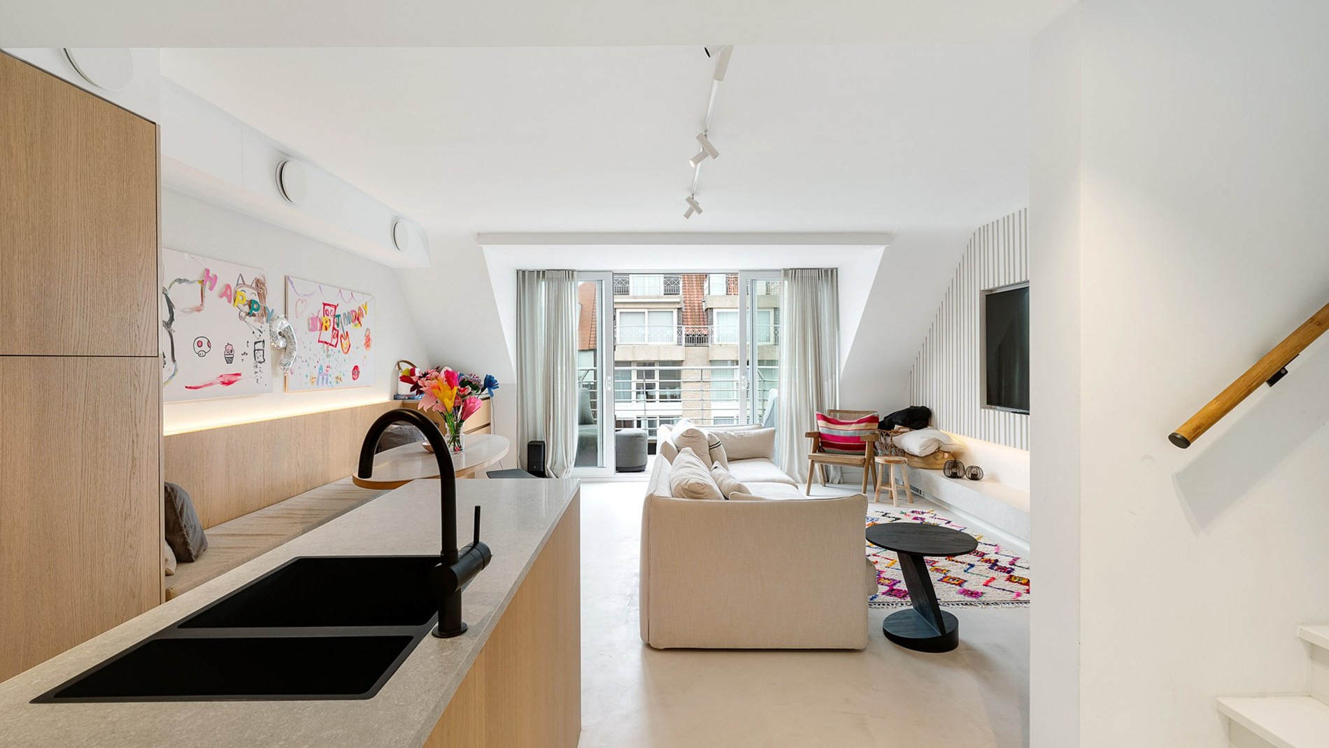 Magnifiek gerenoveerd duplexappartement met 3 SLAAPKAMERS VOOR DUBBEL BED en 3 badkamers. Ruim TERRAS vooraan en achteraan. Ideaal gelegen, rustig maar toch nabij Zeedijk en Lippenslaan. 