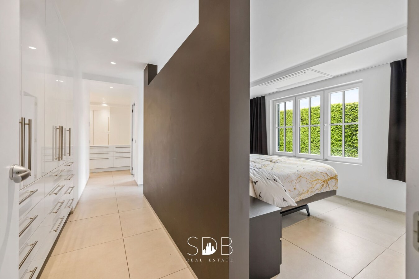 Prachtige villa met zwembad, paardenstallen, paddock en grasland op 1,3HA 