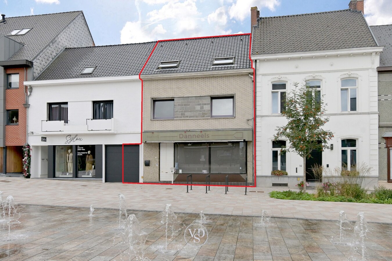 Handelspand met woonst, op de Gaverse Markt. 