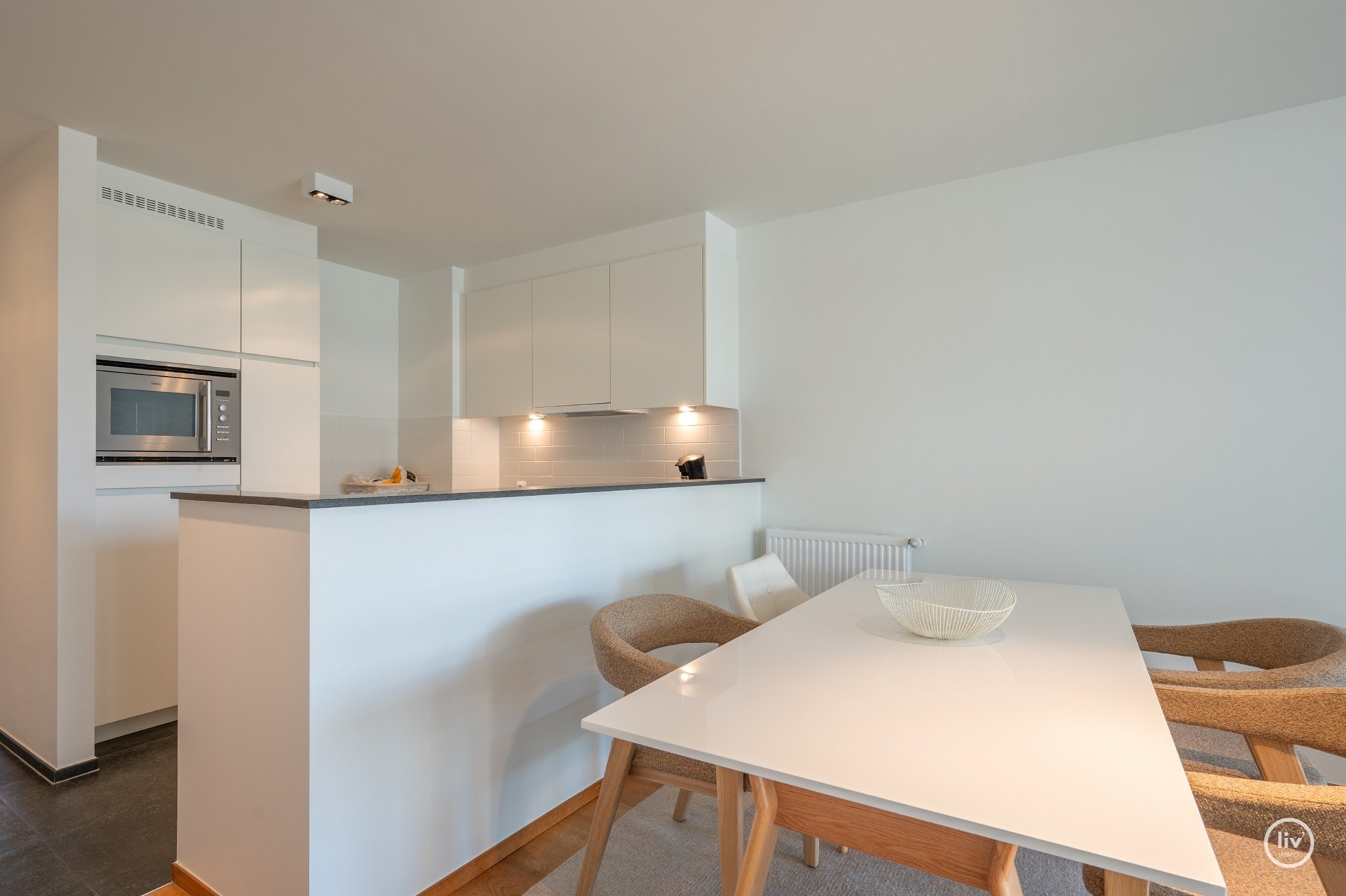 Non meublé - Appartement récent avec une belle largeur de façade situé au centre de la Lippenslaan à Knokke. 