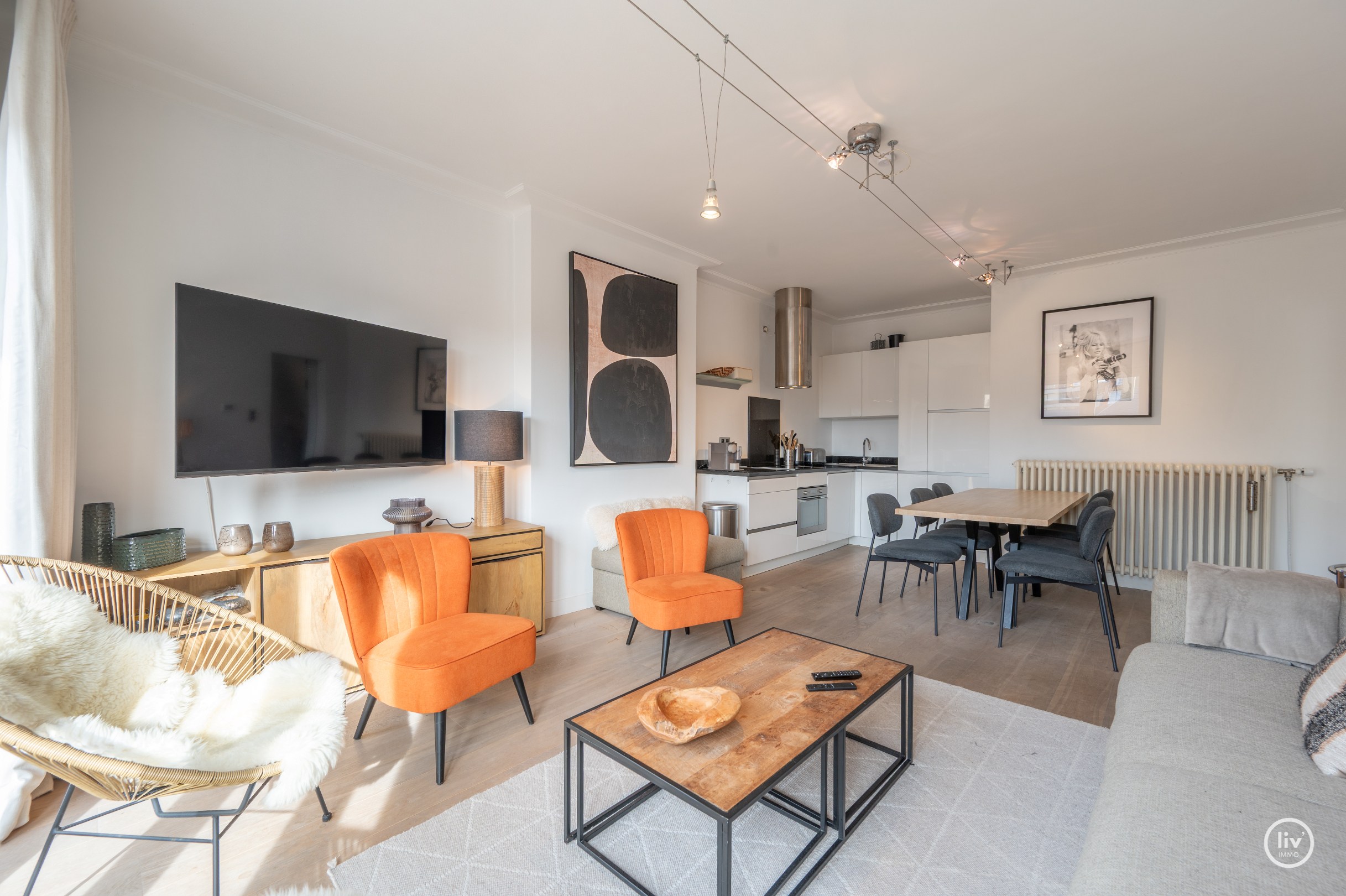 Dit uitstekend gelegen en bijzonder lichtrijke appartement geniet van een open zicht op de Heilig Hartkerk en dankzij de gunstige oriëntatie baadt het de hele dag in het zonlicht. Een aangename woonpl 