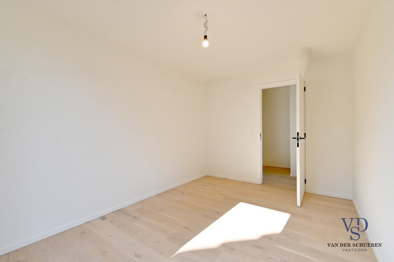 Half Open Bebouwing met buitenberging en carport 