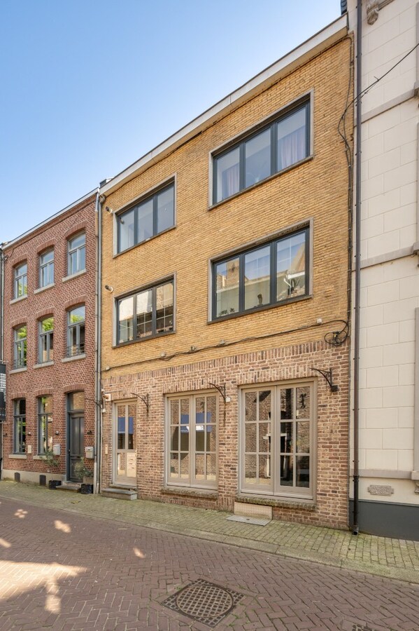 Comfortabel duplex appartement op de 3de en 4de verdieping van een kleinschalige residentie op een steenworp van de historische markt! 