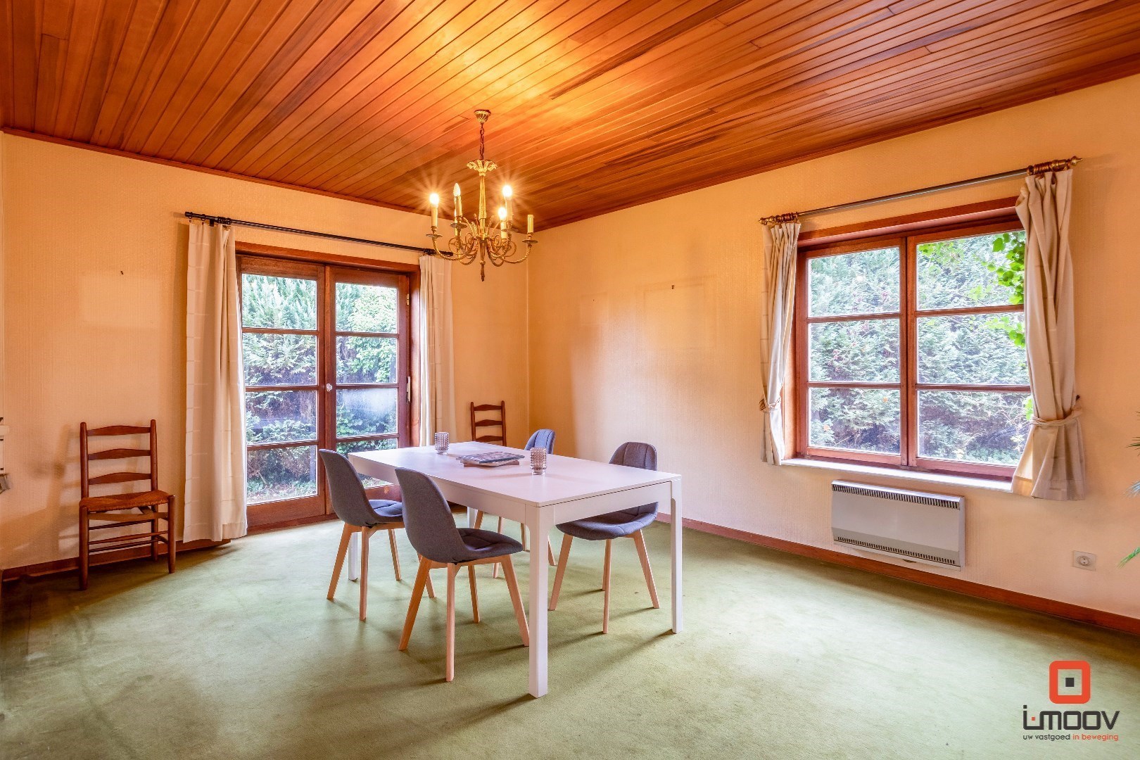 Ruime, te renoveren villa met grote tuin en twee garages 