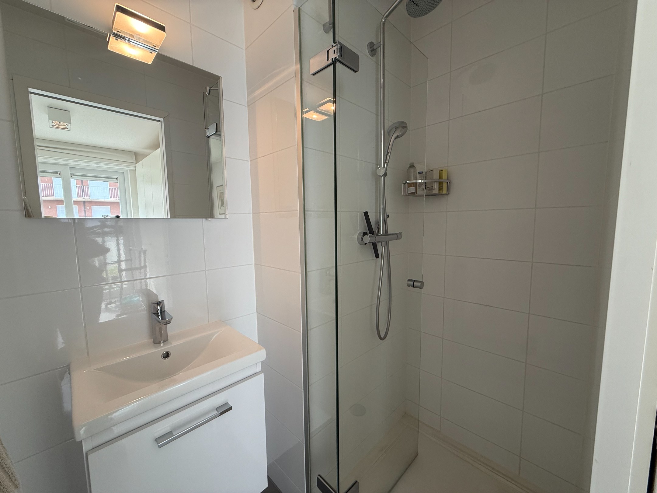 Heel goed gelegen en netjes onderhouden appartement met een open zicht en 2 slaapkamers gelegen in de Koningslaan, vlakbij de Zeedijk. 