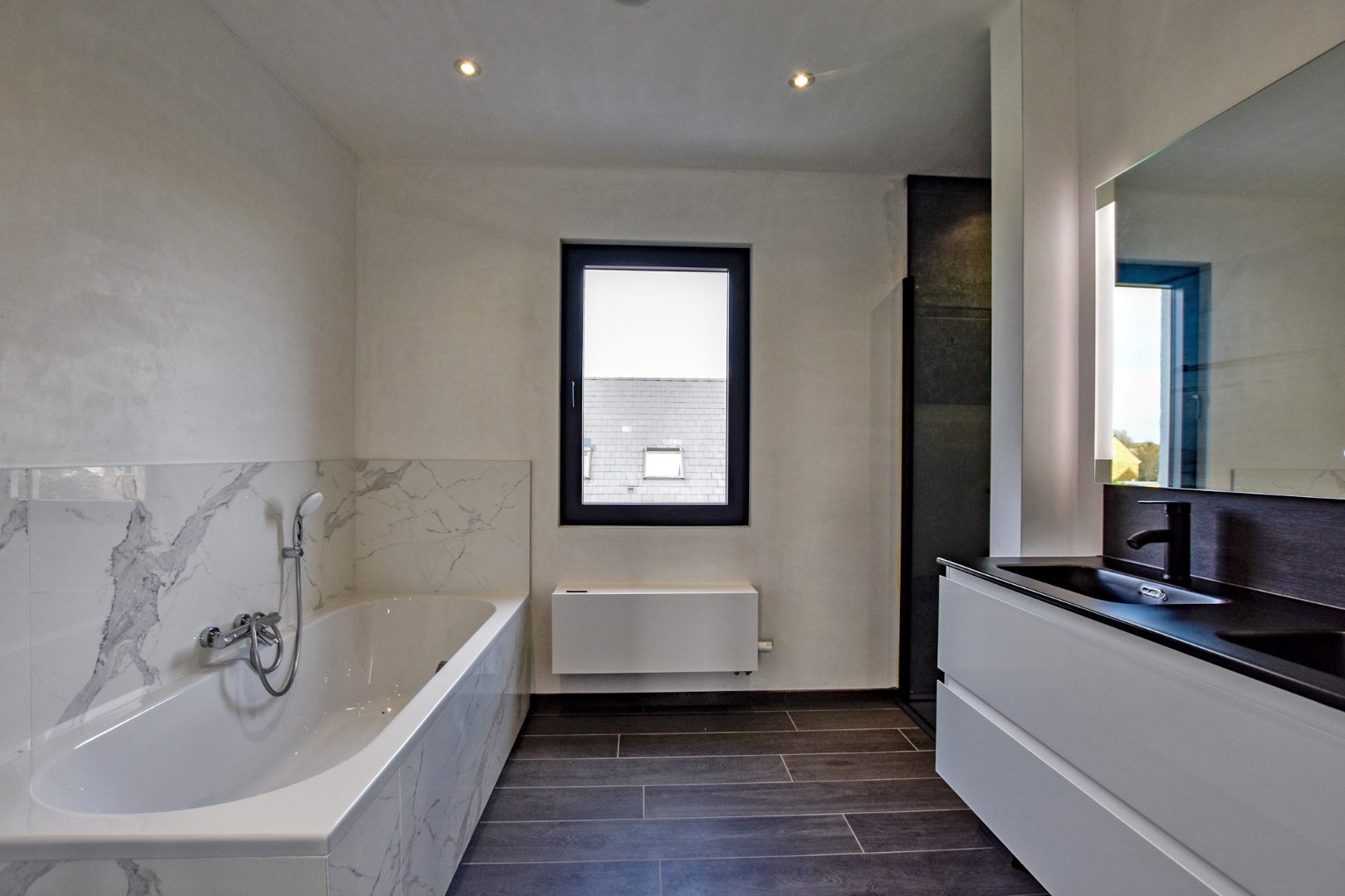 Exclusieve  energiezuinige villa (BEN-woning) met 4 slaapkamers en inpandige garage te Koksijde. 