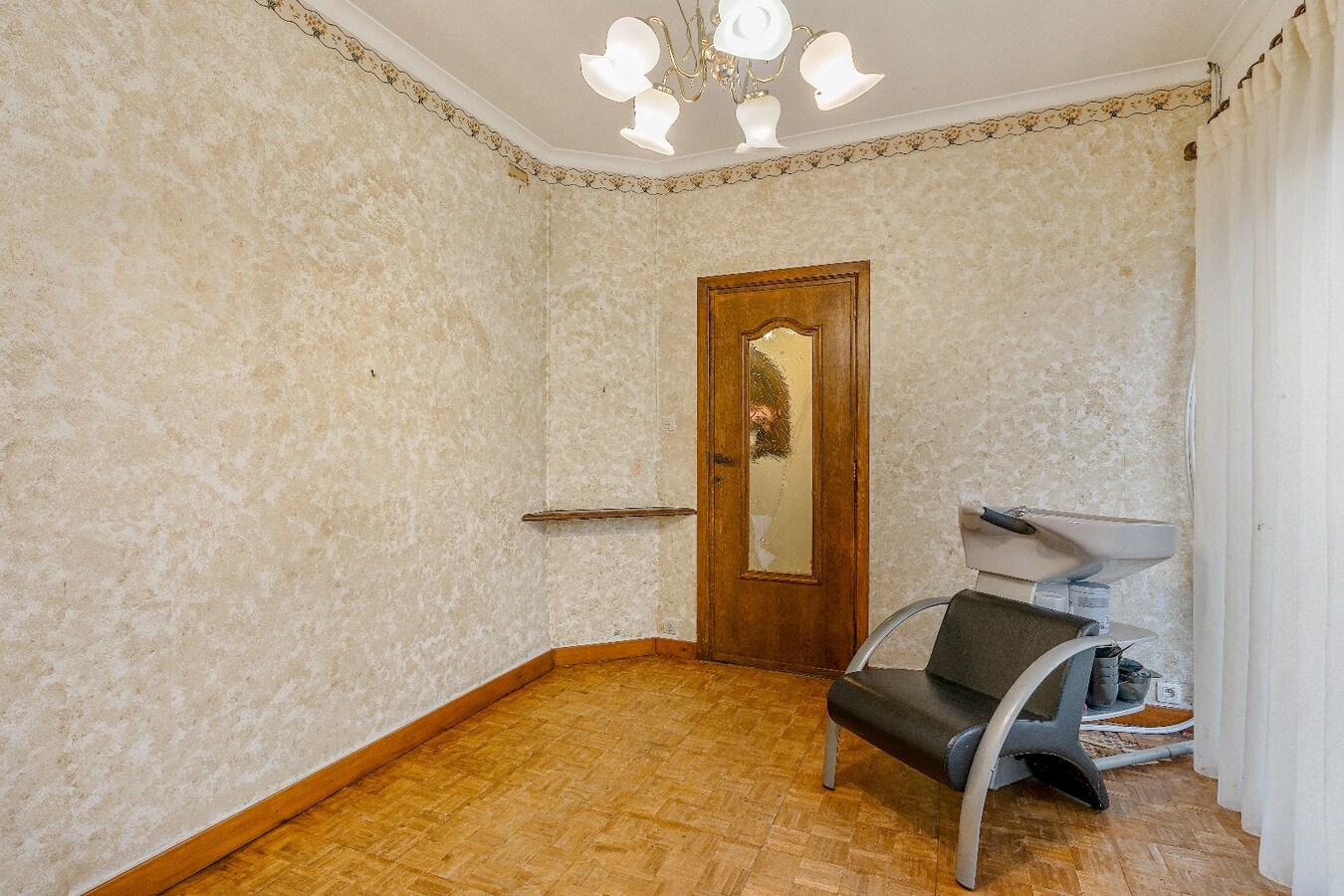 Op te knappen karakteristieke hoekwoning, 4 slpk, (EPC-label C) gelegen aan het Haspengouwse landschap. 