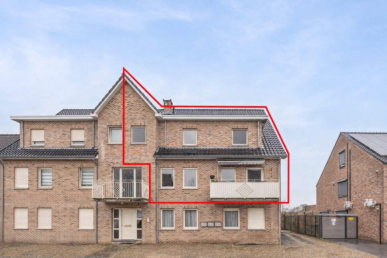 Ruim energiezuinig duplexappartement (146 m²) -  kwaliteitslabel B -  3 slaapkamers, terras en private buitenparking. 