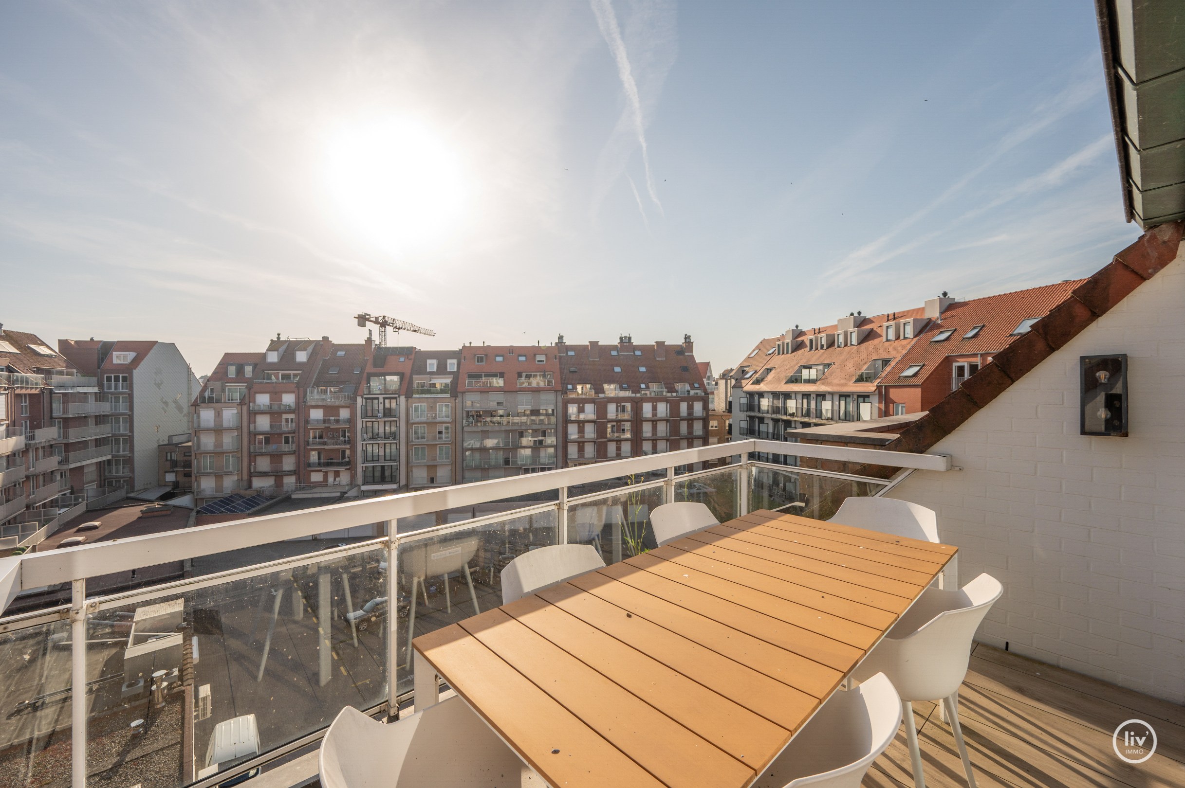 Appartement en triplex prêt à emménager situé près de la place Rubens avec vue latérale sur la mer. 