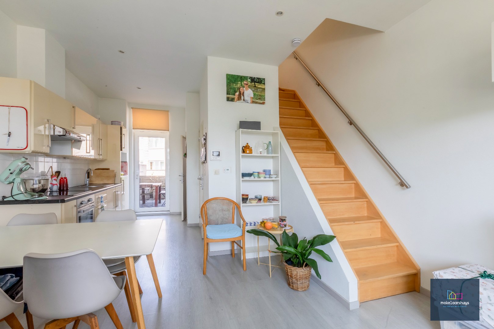 Eigendom met handelsgelijkvloers en duplexappartement 