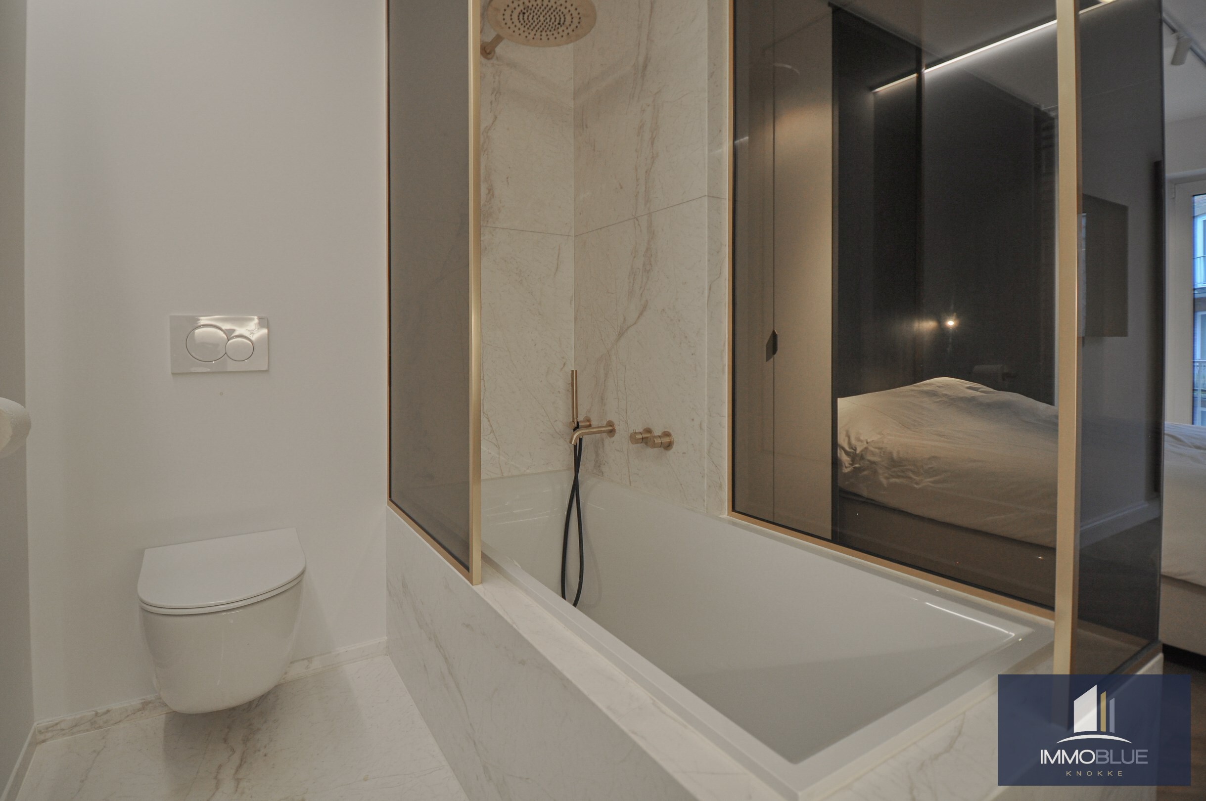 Hoogwaardig volledig gerenoveerd appartement met zijdelings zeezicht en zicht op de Kustlaan. 