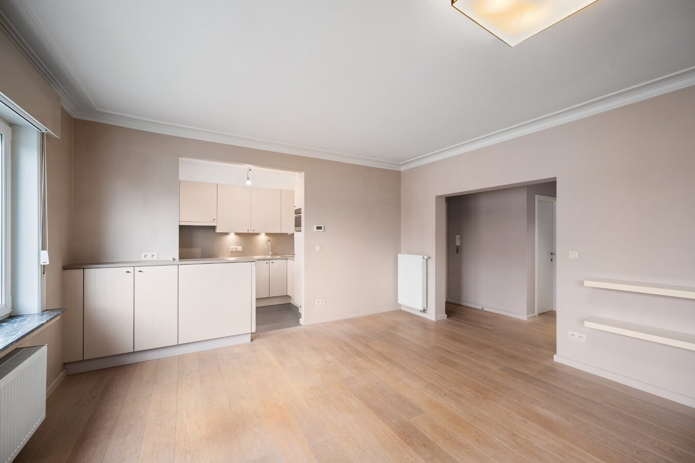 Instapklaar en lichtrijk appartement met terras in het centrum van Heist. 