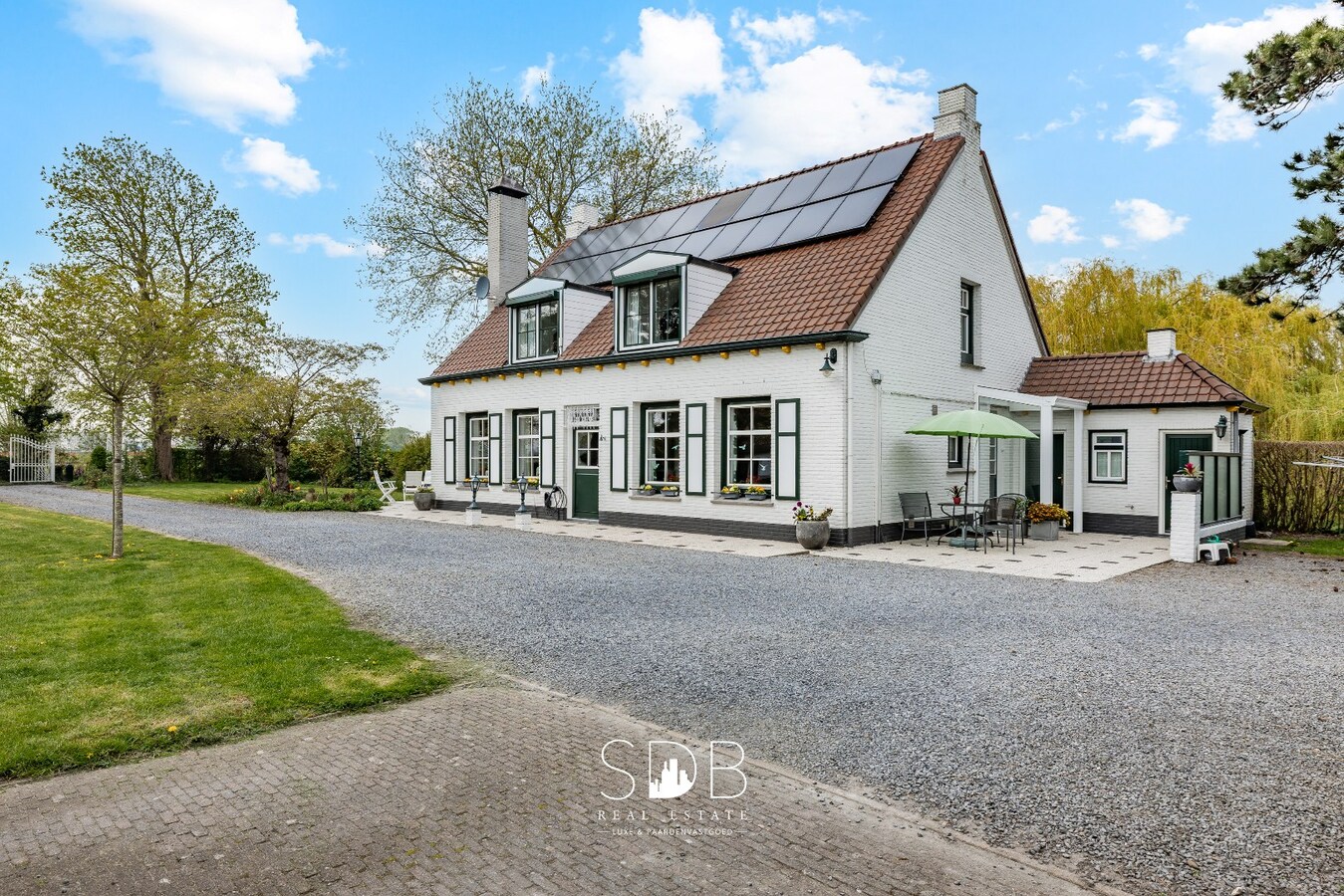 Landelijke woning met authentiek gastenhuis, stalgebouw, graslanden en buitenpiste op 20.285m² 