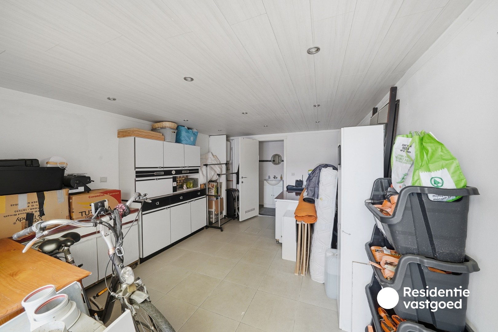 Ruime halfopen bebouwing met veel opslagruimte in Oostende 