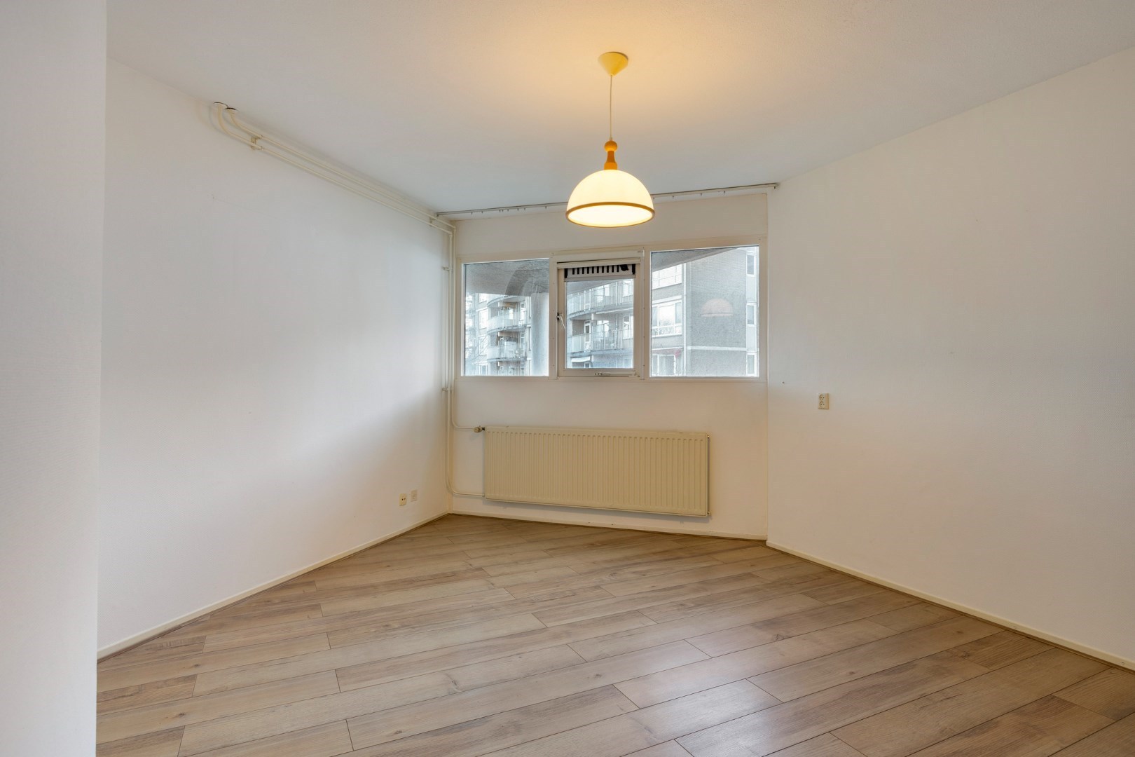 Royale hoek-eengezinswoning met 155 m² wooncomfort en 5 kamers, riante tuin en dakterras. 