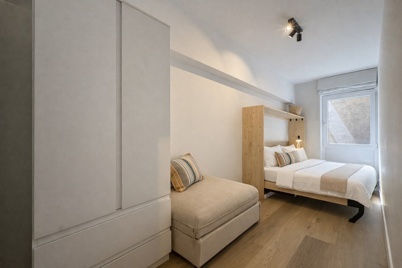 Gerenoveerd 2-slaapkamerappartement met frontaal ZEEZICHT op de Zeedijk te Heist. 