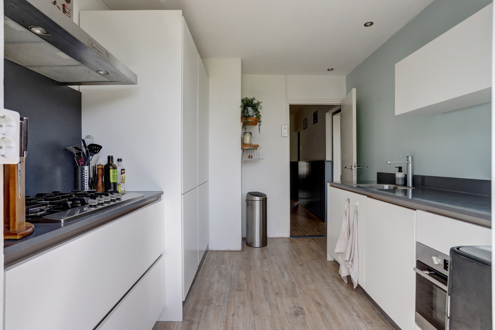 Instapklaar 3-kamer appartement op de 1e verdieping met keurige keuken en badkamer, 2 balkons, berging in de onderbouw en is gelegen op eigen grond. 