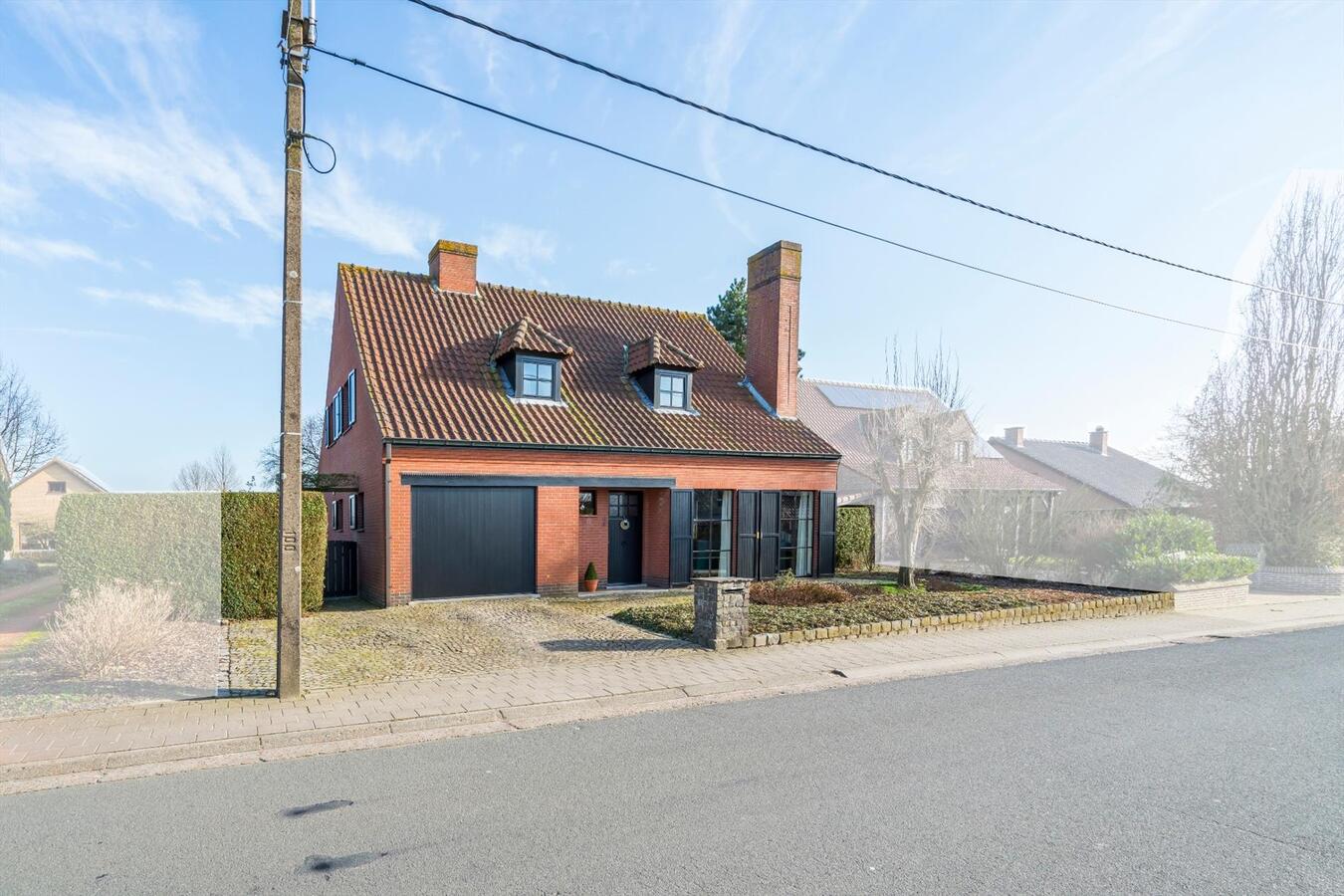 Verrassend ruime, alleenstaande woning met fraai aangelegde, zuidgerichte tuin 