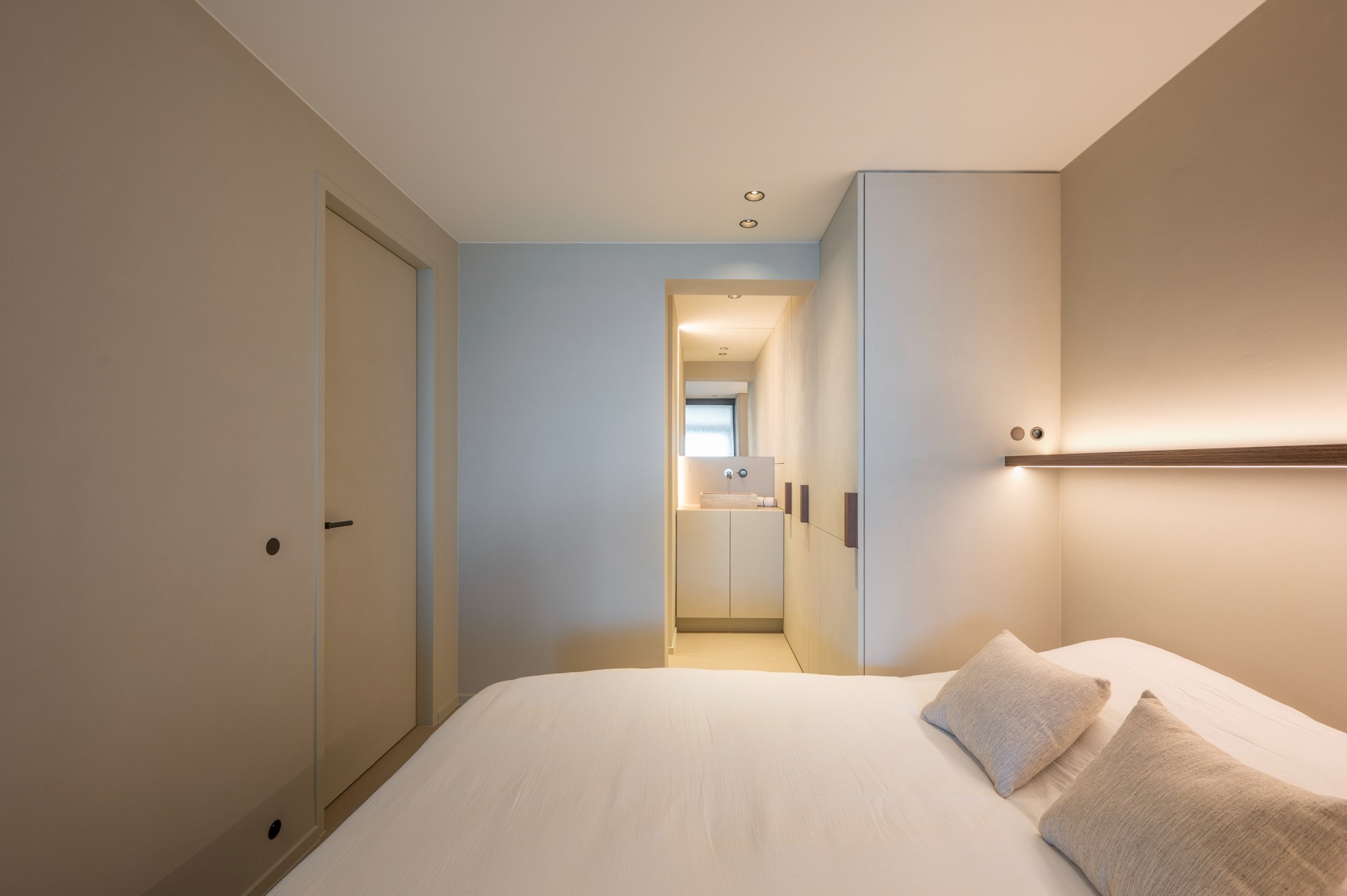 Prachtig gerenoveerd en instapklaar appartement met 3 slaapkamers en frontaal zeezicht, gelegen in een prestigieuze residentie op de zeedijk in het Zoute. 